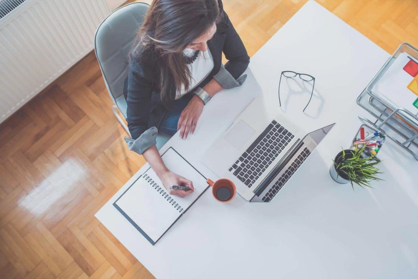 Person in ruhiger Selbstreflexion während eines Entwicklungsprozesses