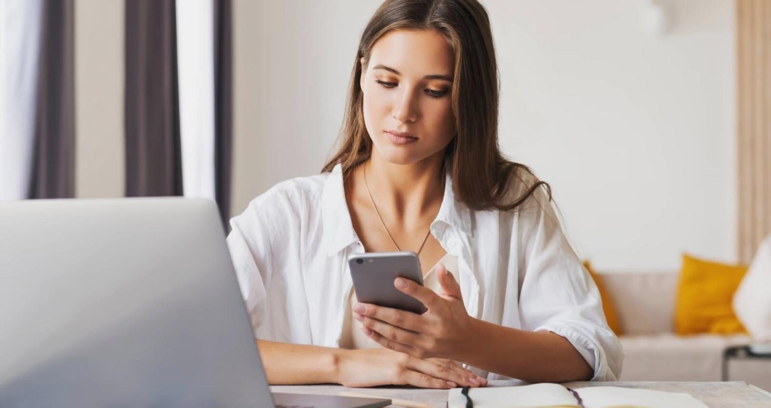 Nachdenkliche Person beim Schreiben in einem Journal während eines Workshops